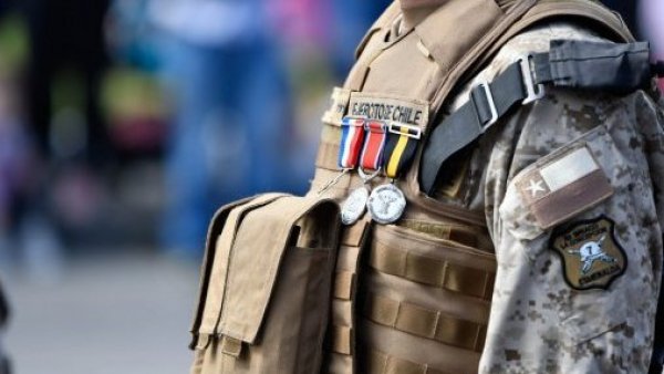 Torso de miembro del Ejército con medallas. Estado de Sitio