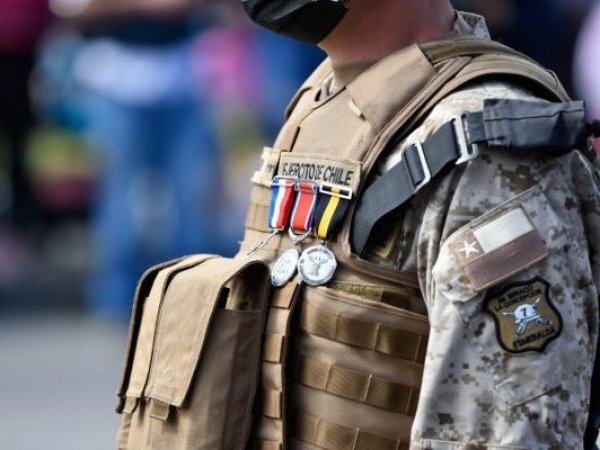 Torso de miembro del Ejército con medallas. Estado de Sitio