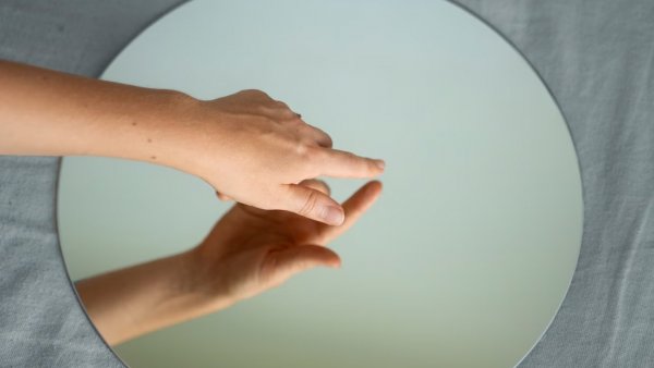 Mano reflejada en un espejo.