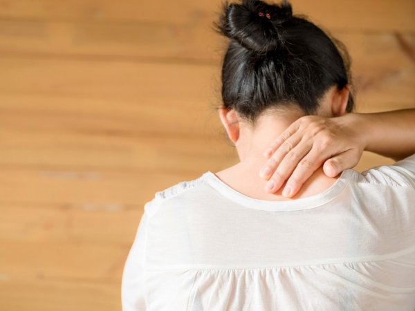 Mujer con dolor en la espalda por fibromialgia