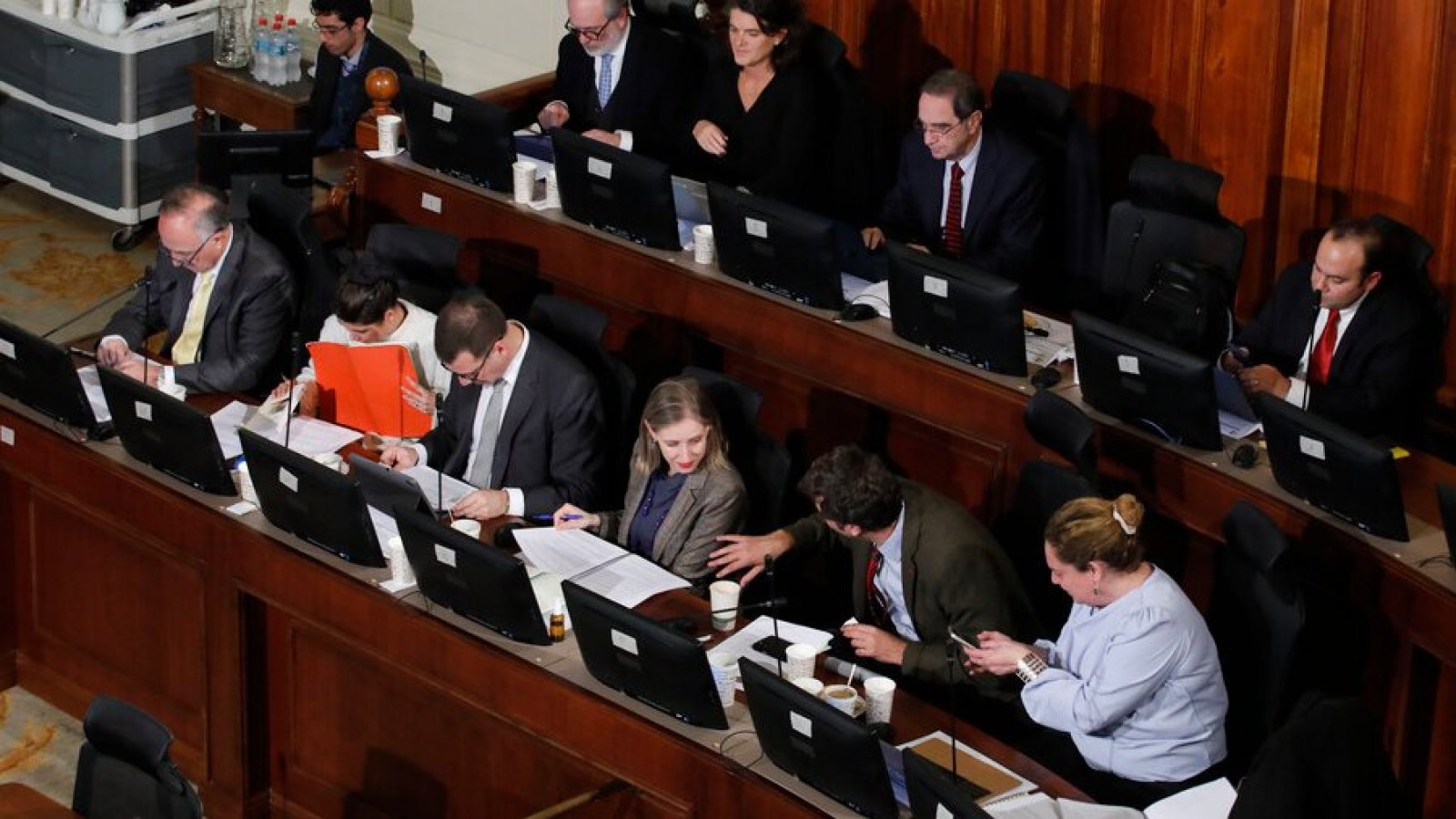 Integrantes de la Comisión Experta sesionando