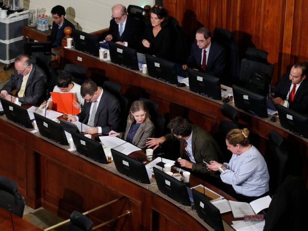 Integrantes de la Comisión Experta sesionando