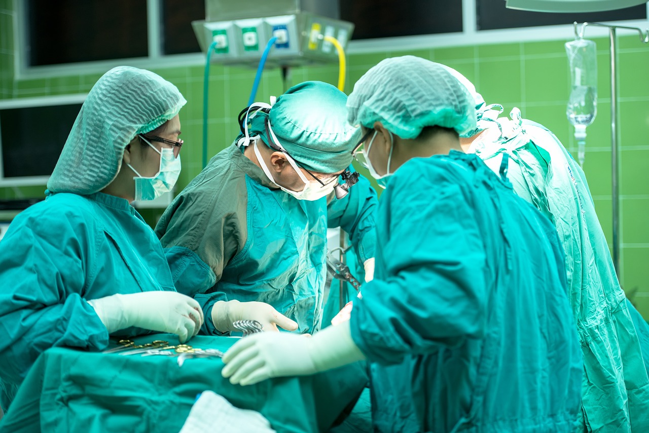 Médicos operando al interior de pabellón.