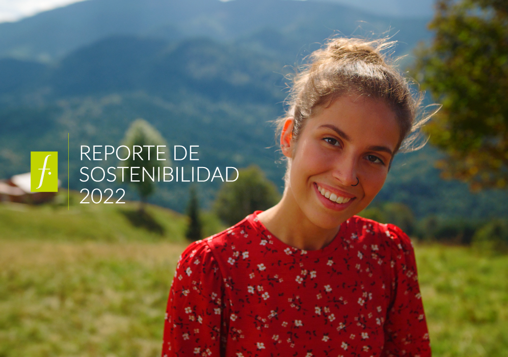 Joven en el campo y un logo de Falabella.