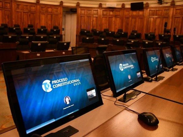 Computadores en sala de la Comisión Experta