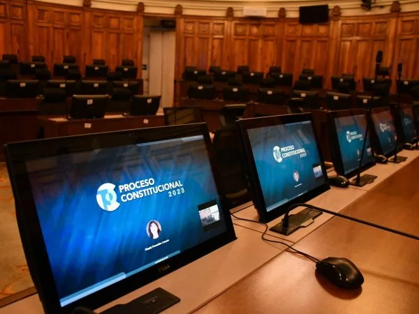 Computadores en sala de la Comisión Experta