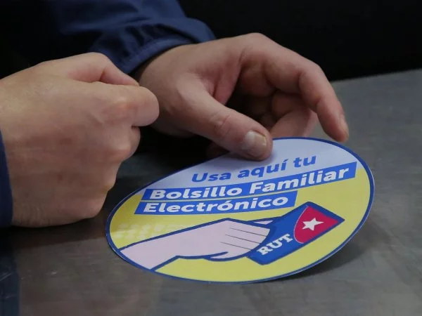 Sticker de Bolsillo Familiar Electrónico en un local habilitado.