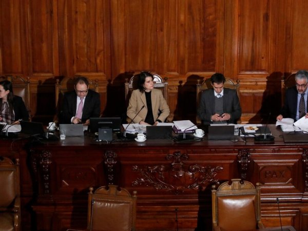 Mesa Directiva de la Comisión Experta en una sesión plenaria