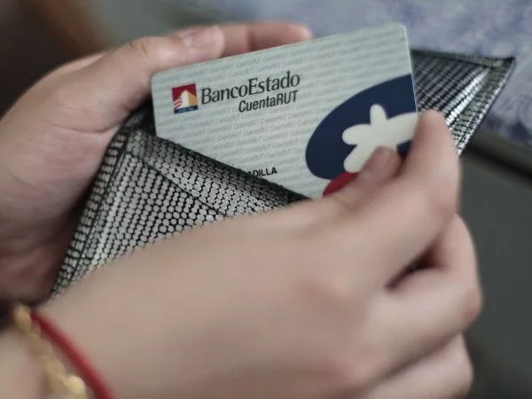 Persona sujetando Tarjeta CuentaRUT del BancoEstado.