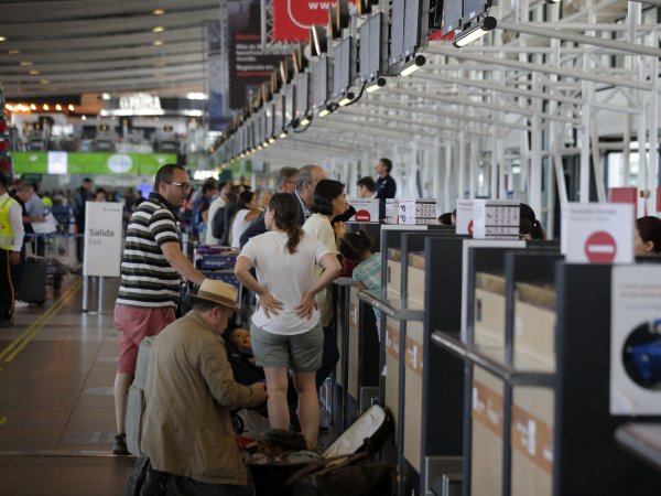 Personas en el aeropuerto.