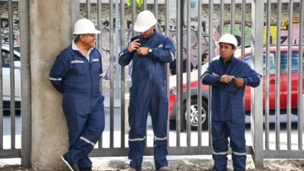Trabajadores conversando entre ellos.