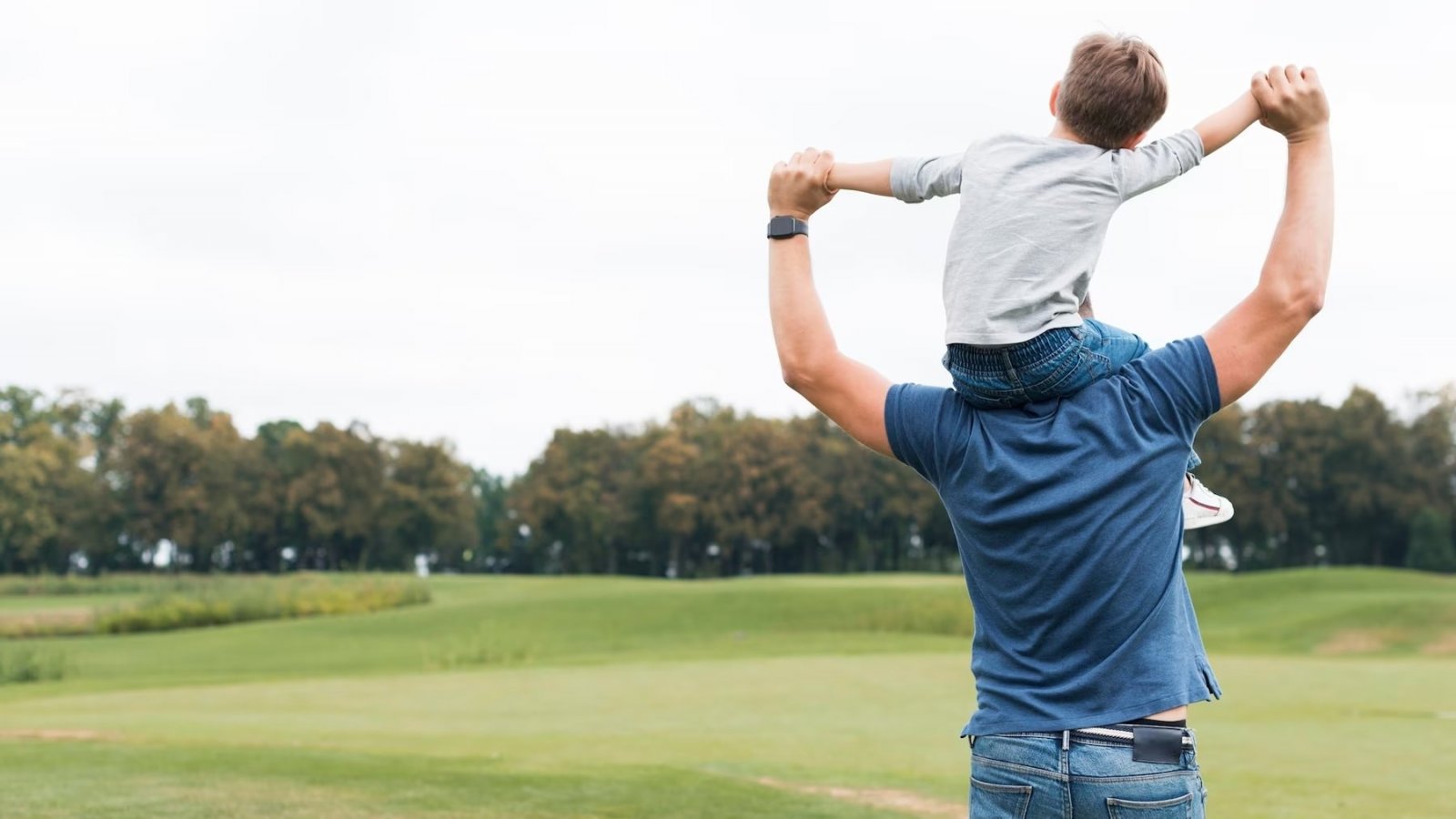 Padre de espaldas con su hijo