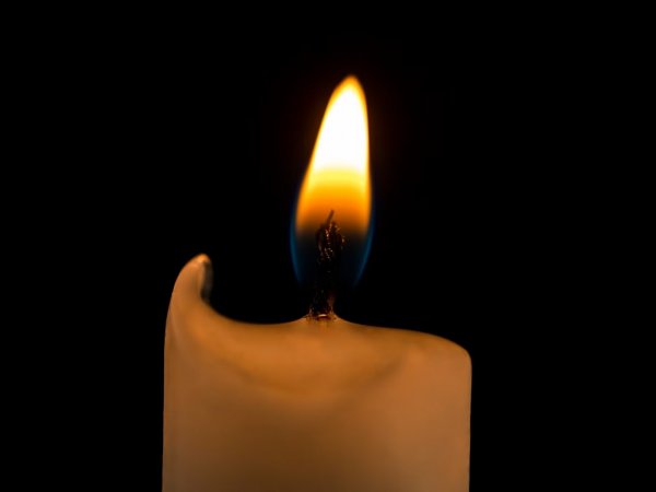 Vela encendida en la oscuridad tras corte de luz.