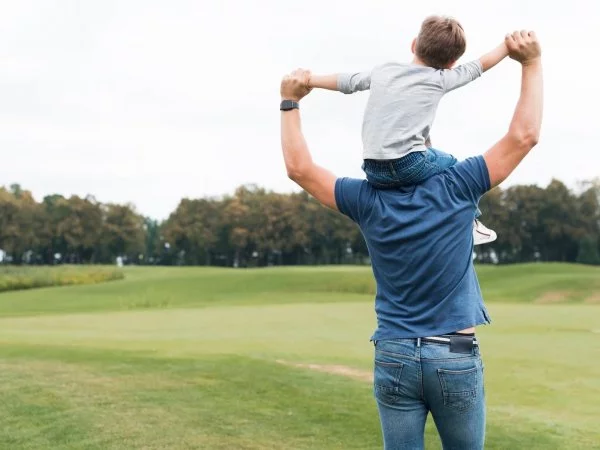 Padre de espaldas con su hijo