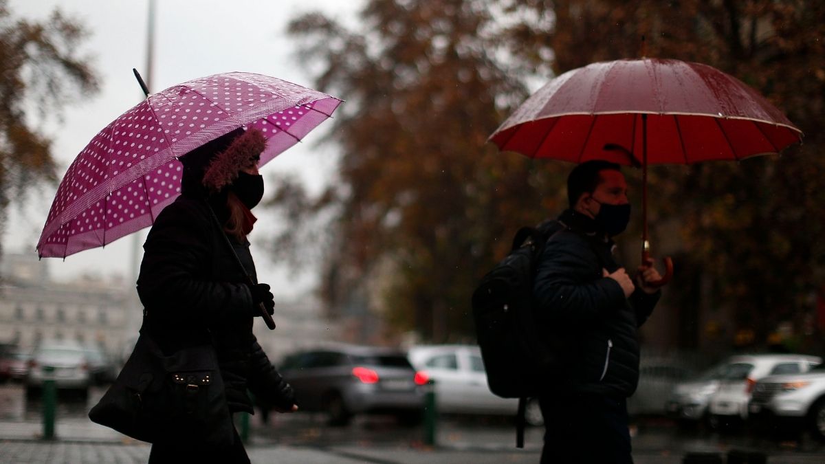 Persona bajo la lluvia con paraguas