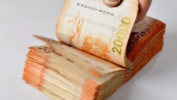 Fajo de billetes de 20 mil pesos siendo contado.