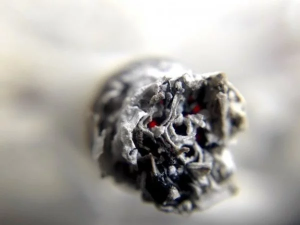 Cigarro mirado de cerca.