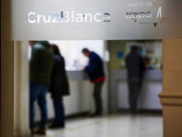 Personas en sucursal de Isapre