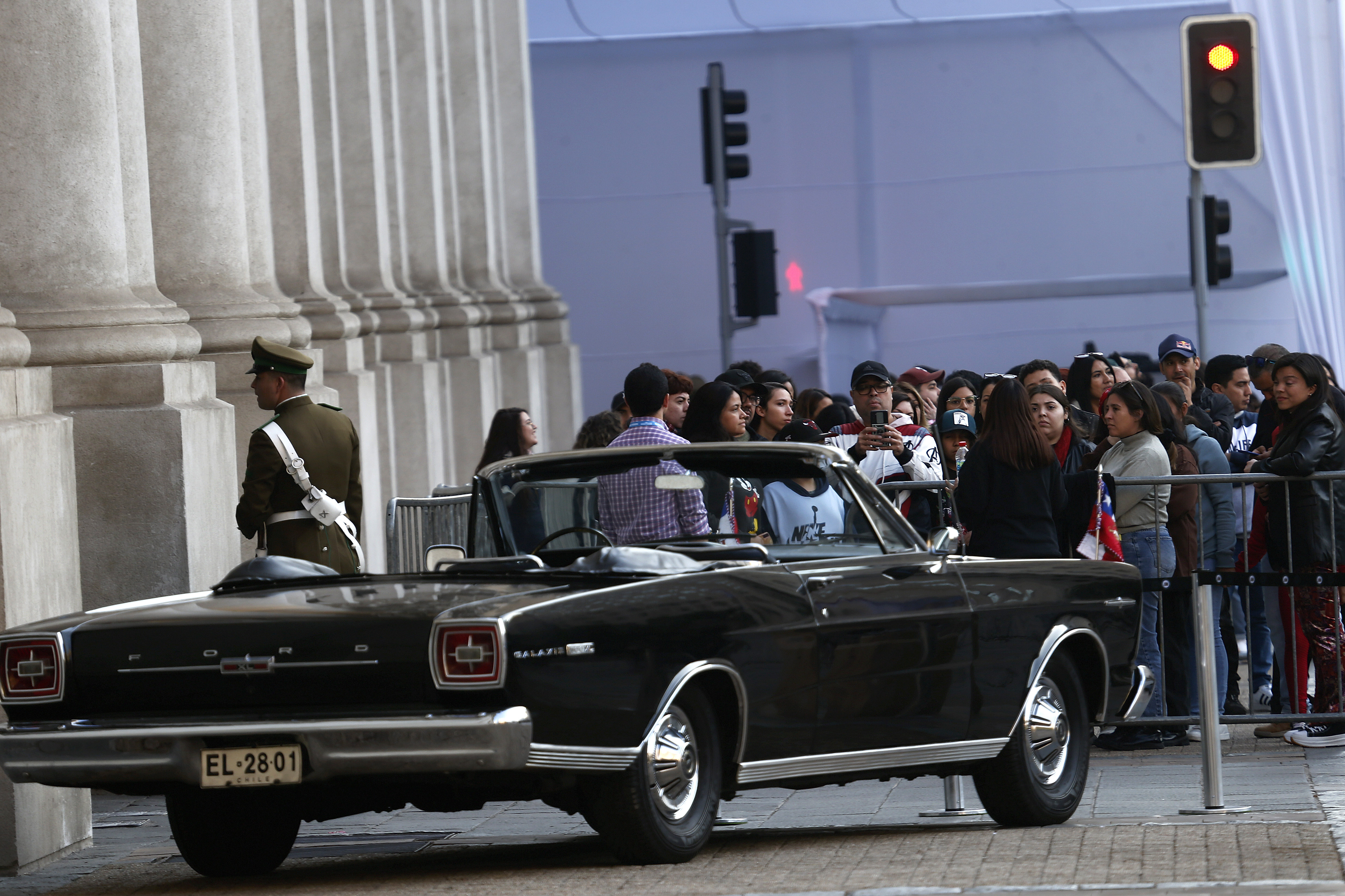 Ford Galaxie estacionado afuera de La Moneda.