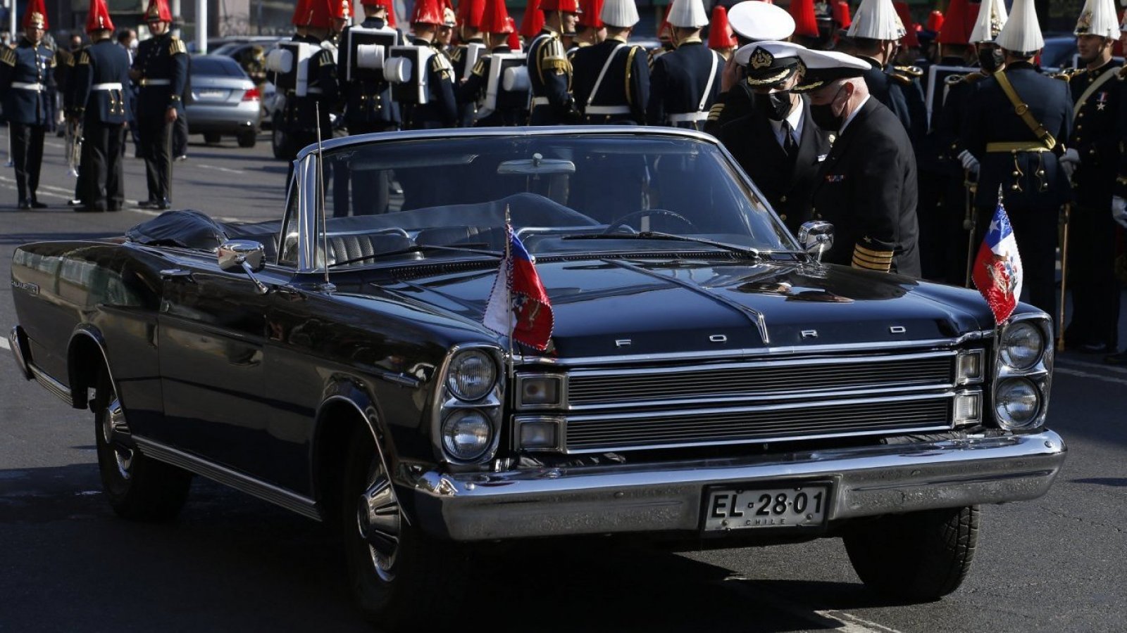 Ford Galaxie estacionado. Cuenta Pública.