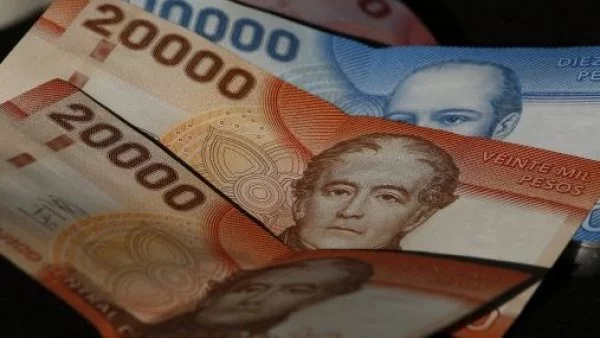 Billetes de diez mil y veinte mil pesos ordenados.