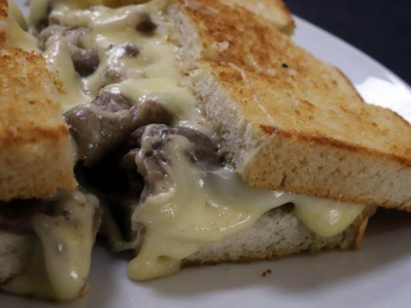 Día del Barros Luco. Sándwich de pan, carne y queso.