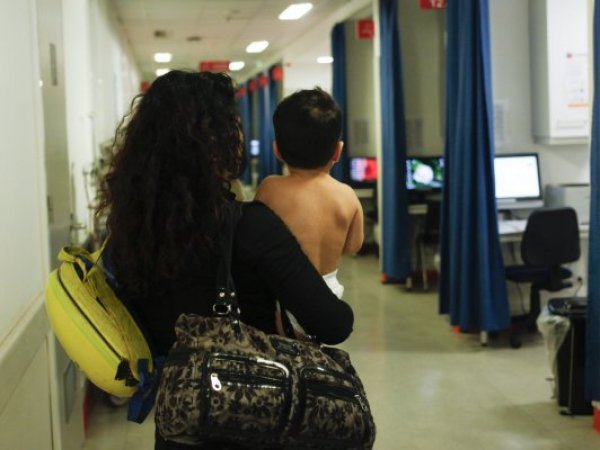 Foto referencial de niño enfermo con virus sincicial