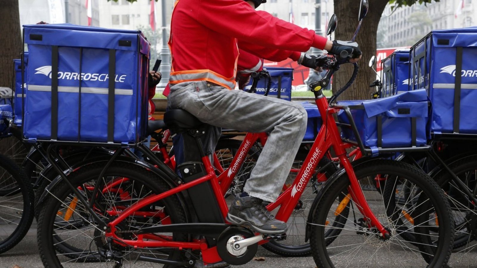 Cartero de CorreosChile en bicicleta.