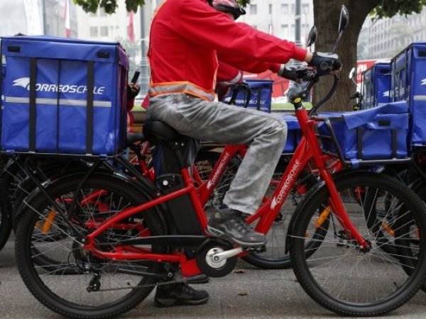 Cartero de CorreosChile en bicicleta.