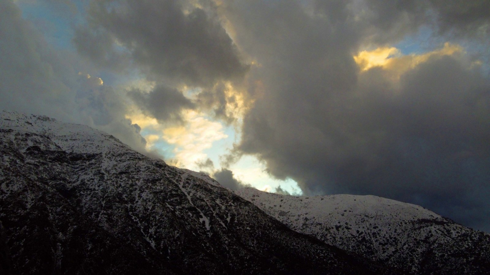 Montañas nevadas y cielo nublado.