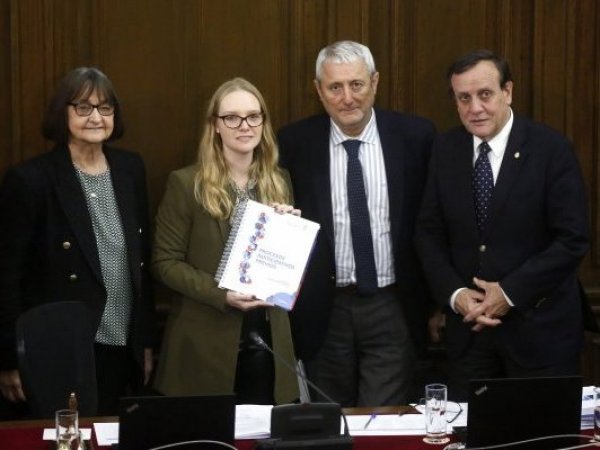 Mesa directiva del Consejo Constitucional junto a rectores.