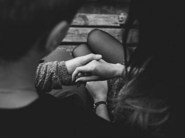 Pareja tomándose de la mano.