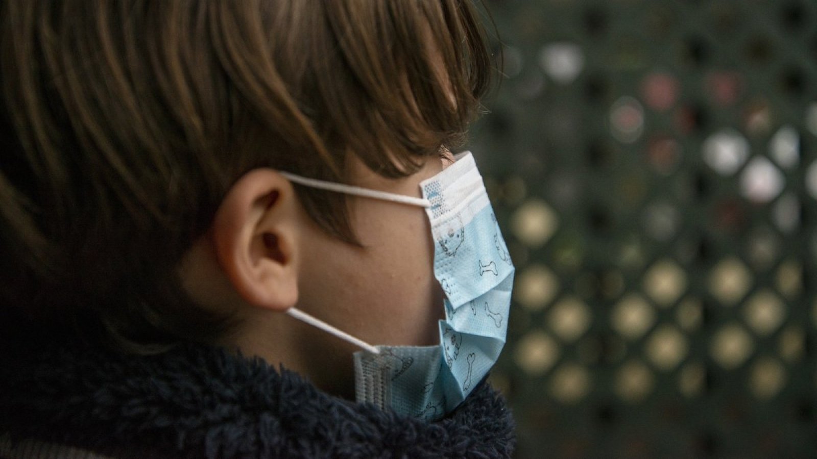 Niño ocupado mascarilla