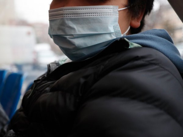 Niño ocupando mascarilla