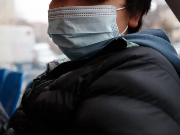 Niño ocupando mascarilla