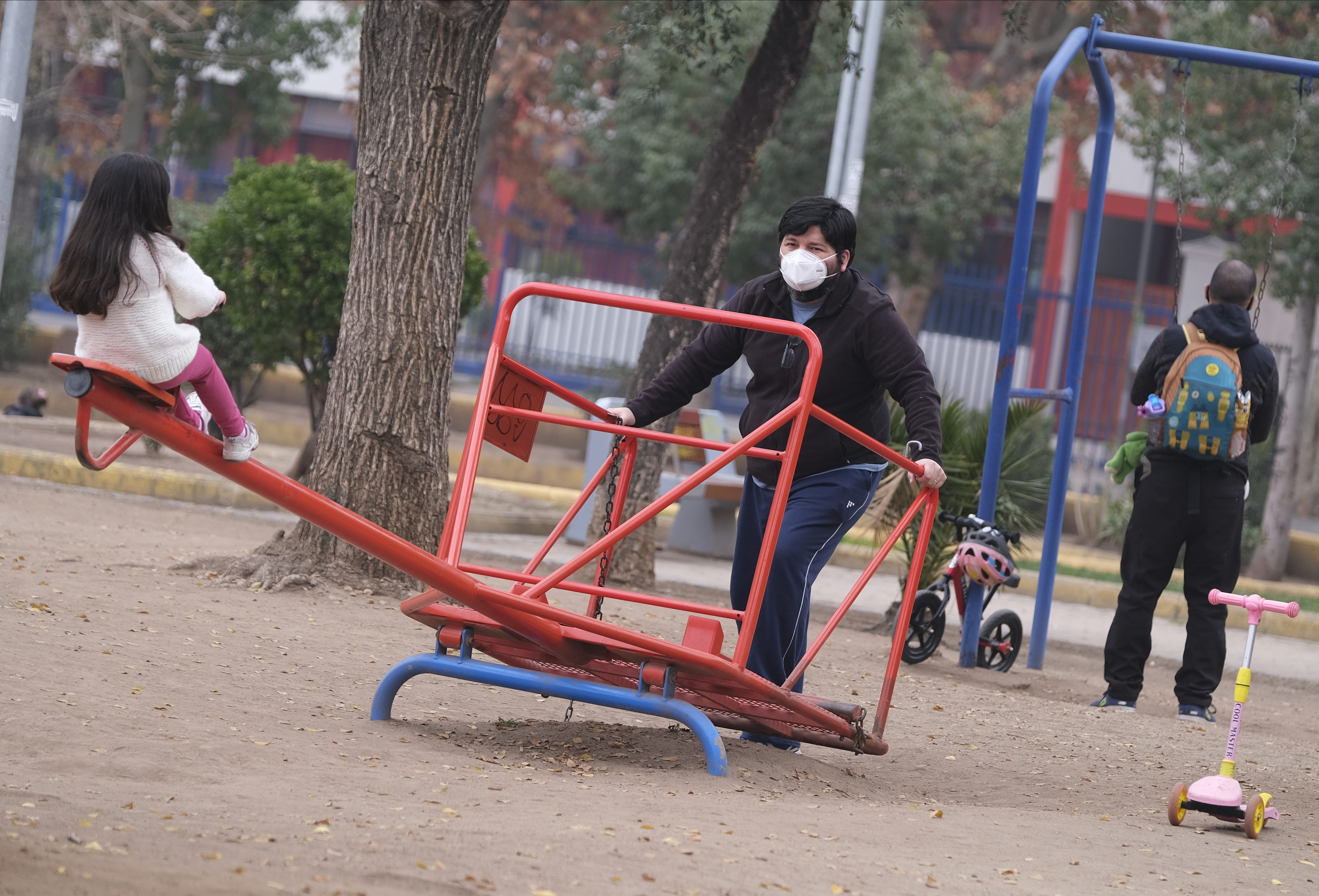 Papá e hija disfrutando en juegos del día del padre.