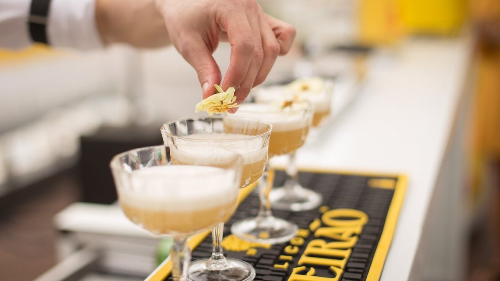 Barman preparando tragos.