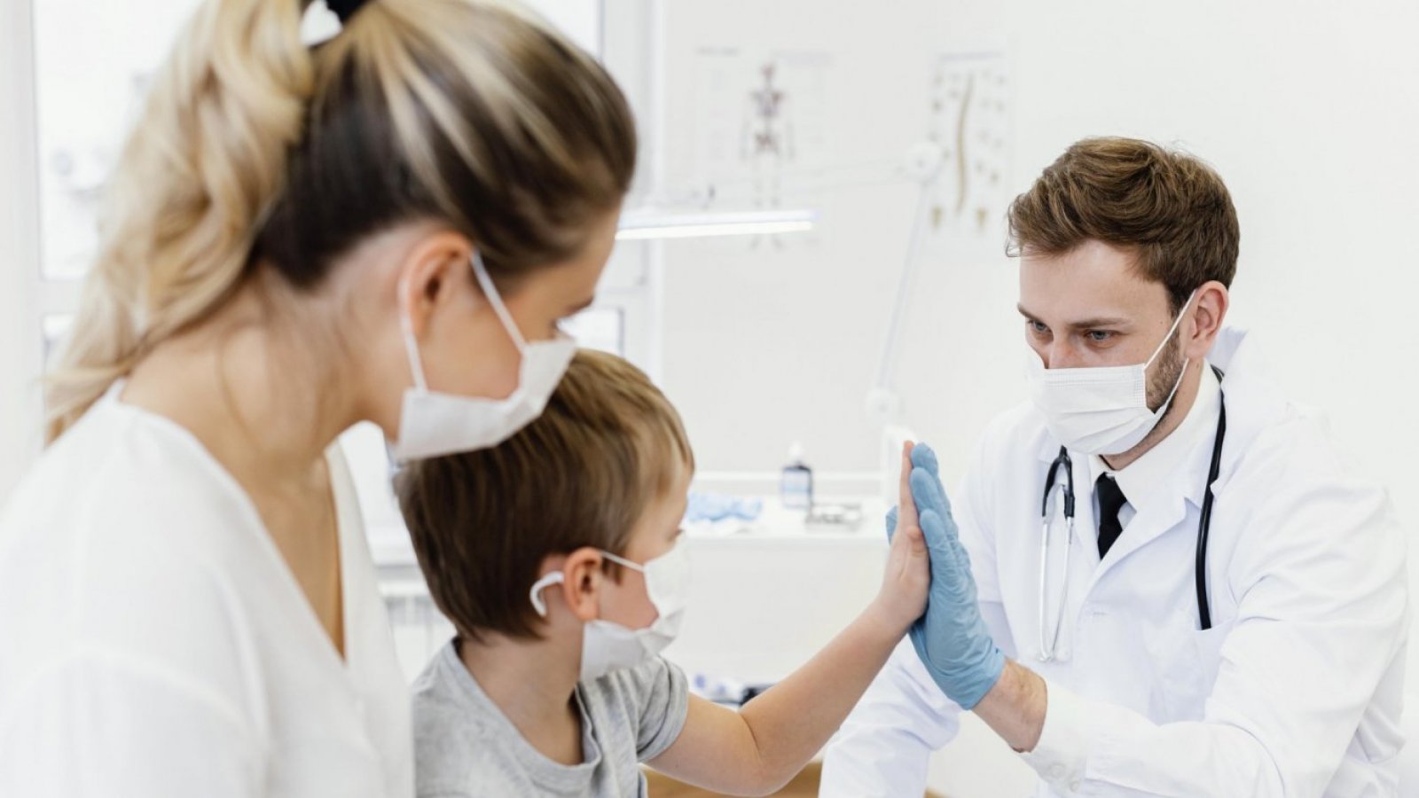 Niño asiste a chequeo médico junto a su madre