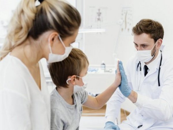 Niño asiste a chequeo médico junto a su madre