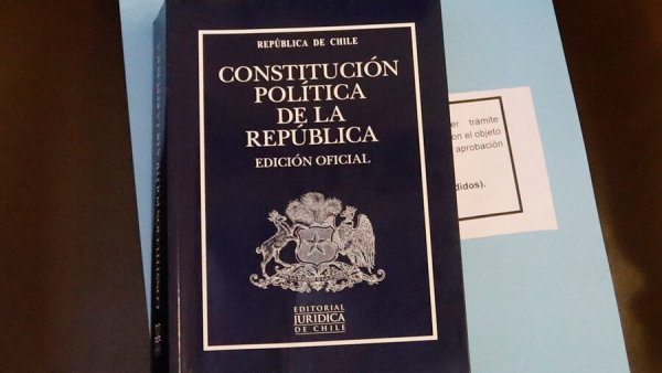Libro de la Constitución Política sobre una mesa.