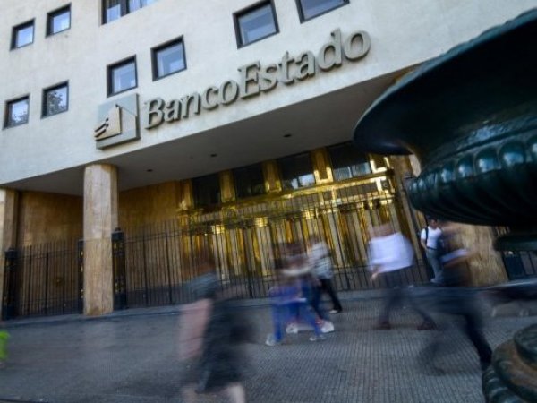Frontis casa matriz del BancoEstado en Santiago de Chile. Banca en Línea.