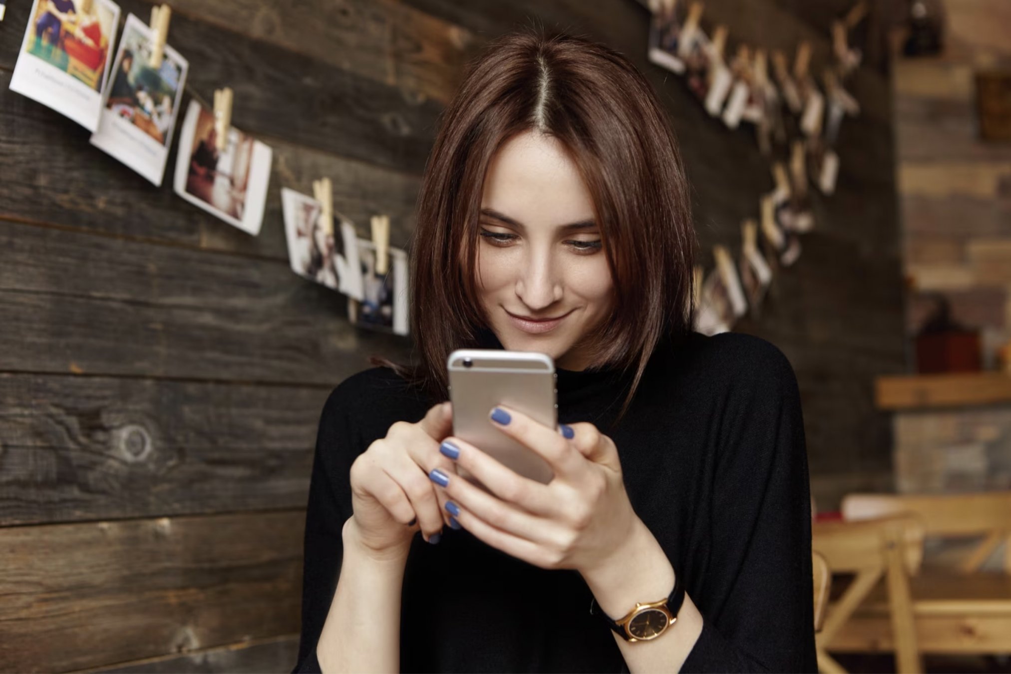 Mujer revisando su teléfono.