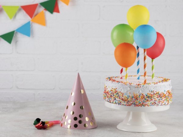 Torta y gorro de cumpleaños.