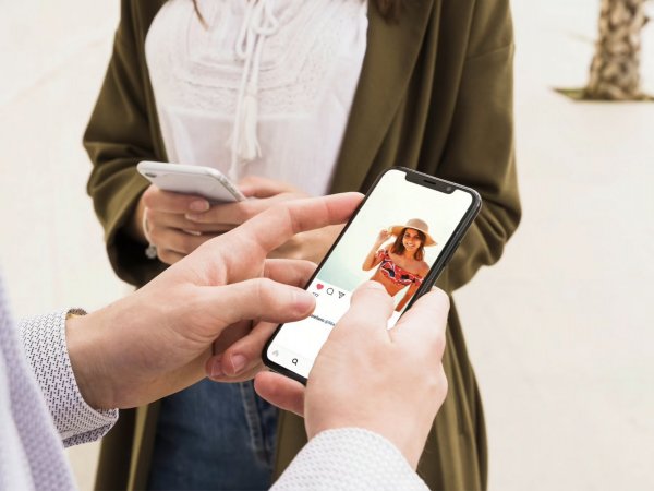 Manos de una persona viendo Instagram en el teléfono.