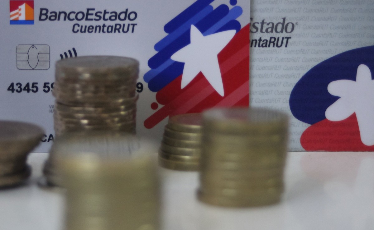 Tarjeta CuentaRUT junto a monedas