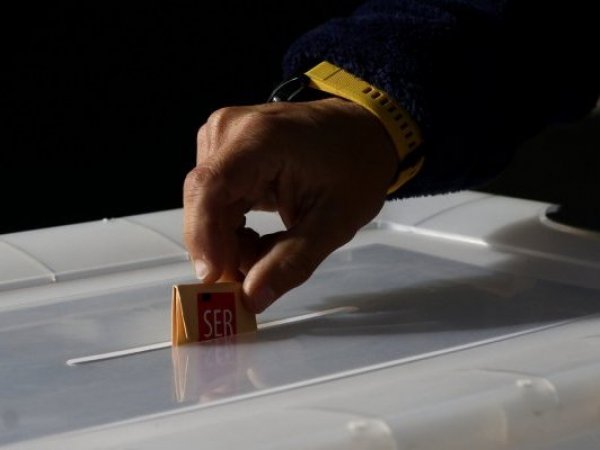 Persona votando en elecciones democráticas