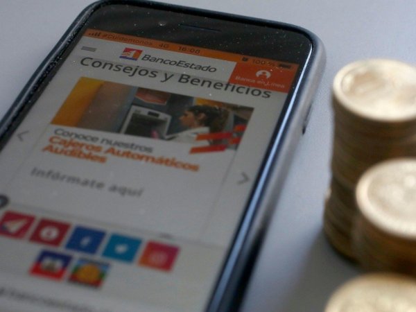 Teléfono mostrando en pantalla la página web de BancoEstado.