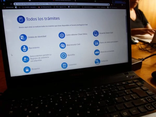 Computador con la página del Registro Civil abierta.