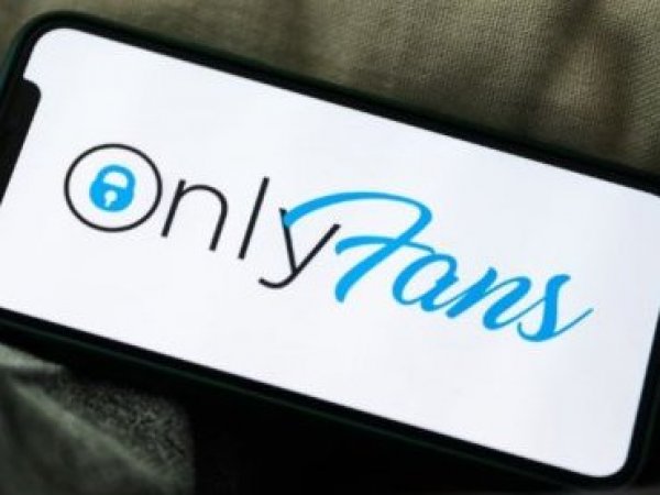 Logo Onlyfans. Celular con app Onlyfans.