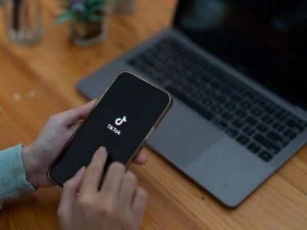 Celular con Tiktok. Computadora.